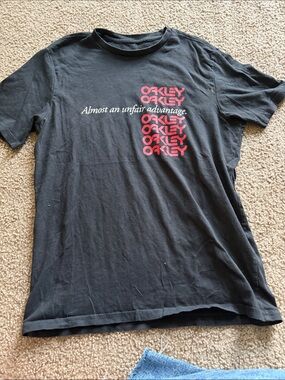 B54 Men’s Md Oakley Black Short-Sleeve Tee with Red Logo Stack PLAY